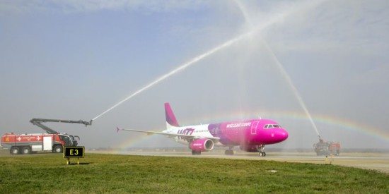 Powitanie samolotu Wizz Air na lotnisku w Katowicach